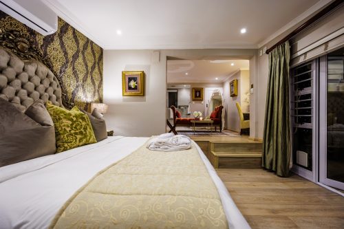 The Swan Executive Honeymoon Suite at 17 on Cedar