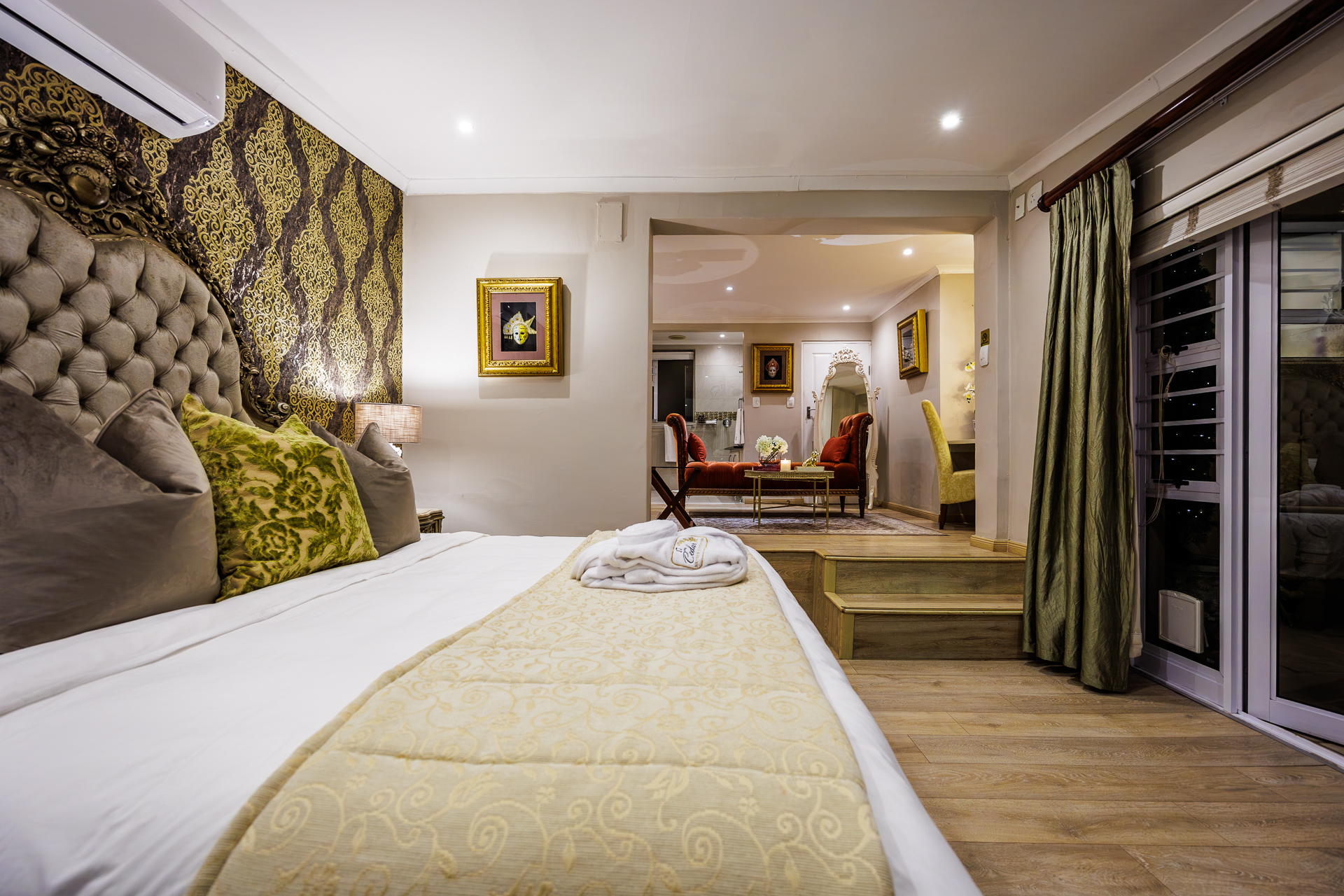 The Swan Executive Honeymoon Suite at 17 on Cedar